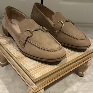 11. NWOT, TAHARI LOAFERS, SIZE 8.5, BEIGE SUEDE, GOLD DETAIL